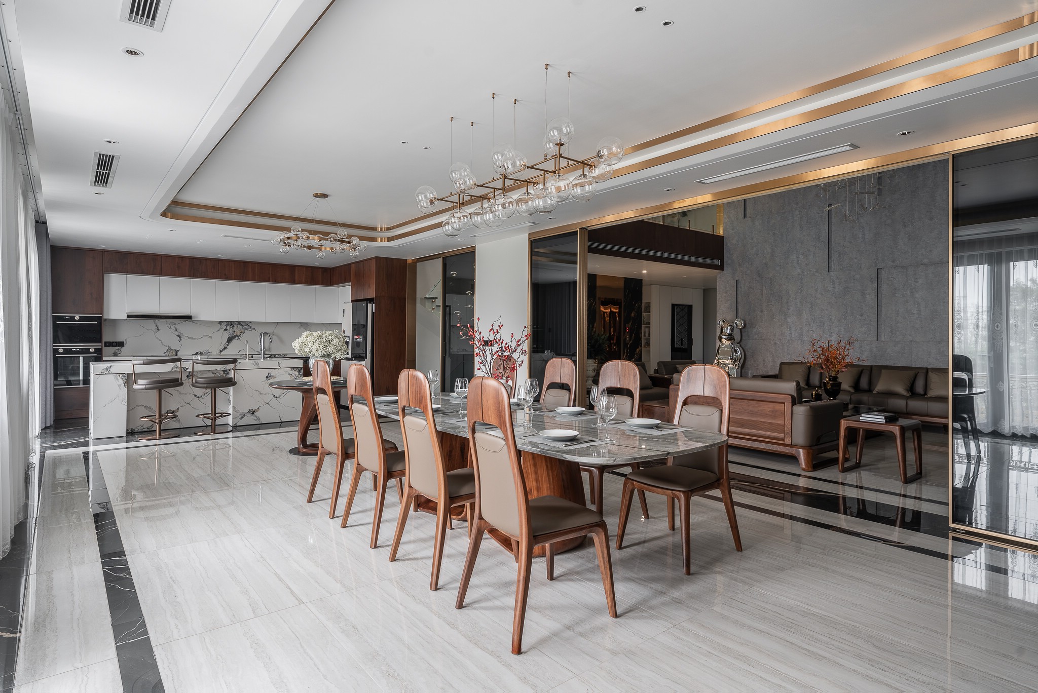 Bàn ăn mặt đá cao cấp hình chữ nhật màu xám vân tia đen sang trọng với bộ ghế gỗ bọc da nâu