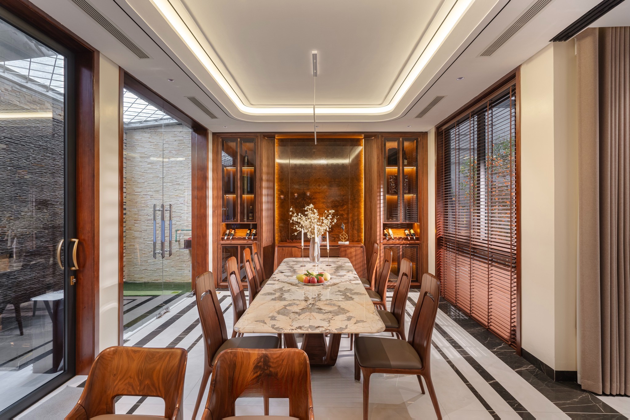 Bàn ăn mặt đá marble vân mây trắng xám kết hợp chân chữ U gỗ óc chó