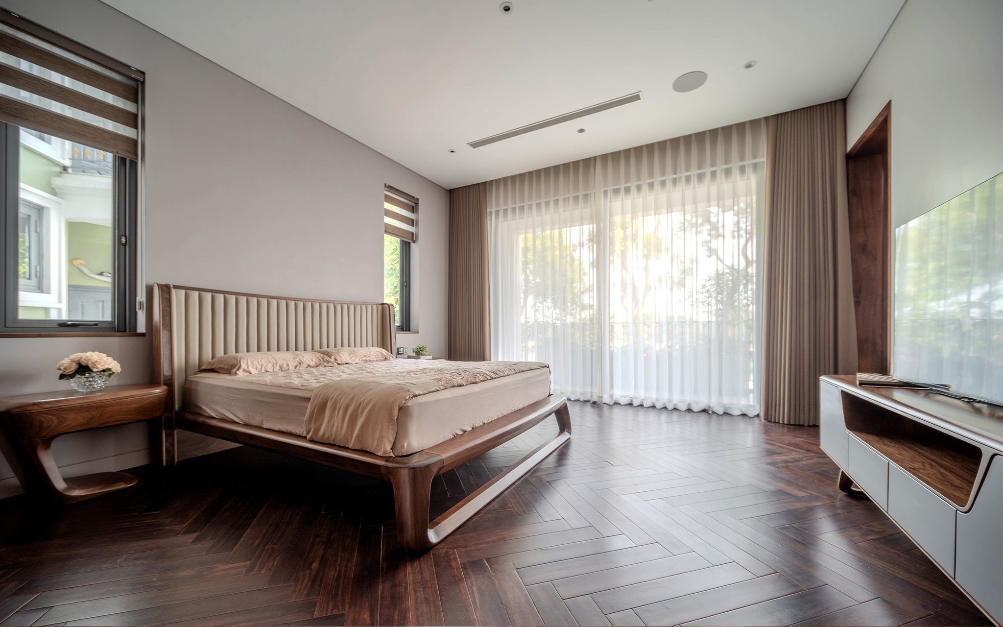 Thiết kế giường ngủ gỗ óc chó tự nhiên hiện đại