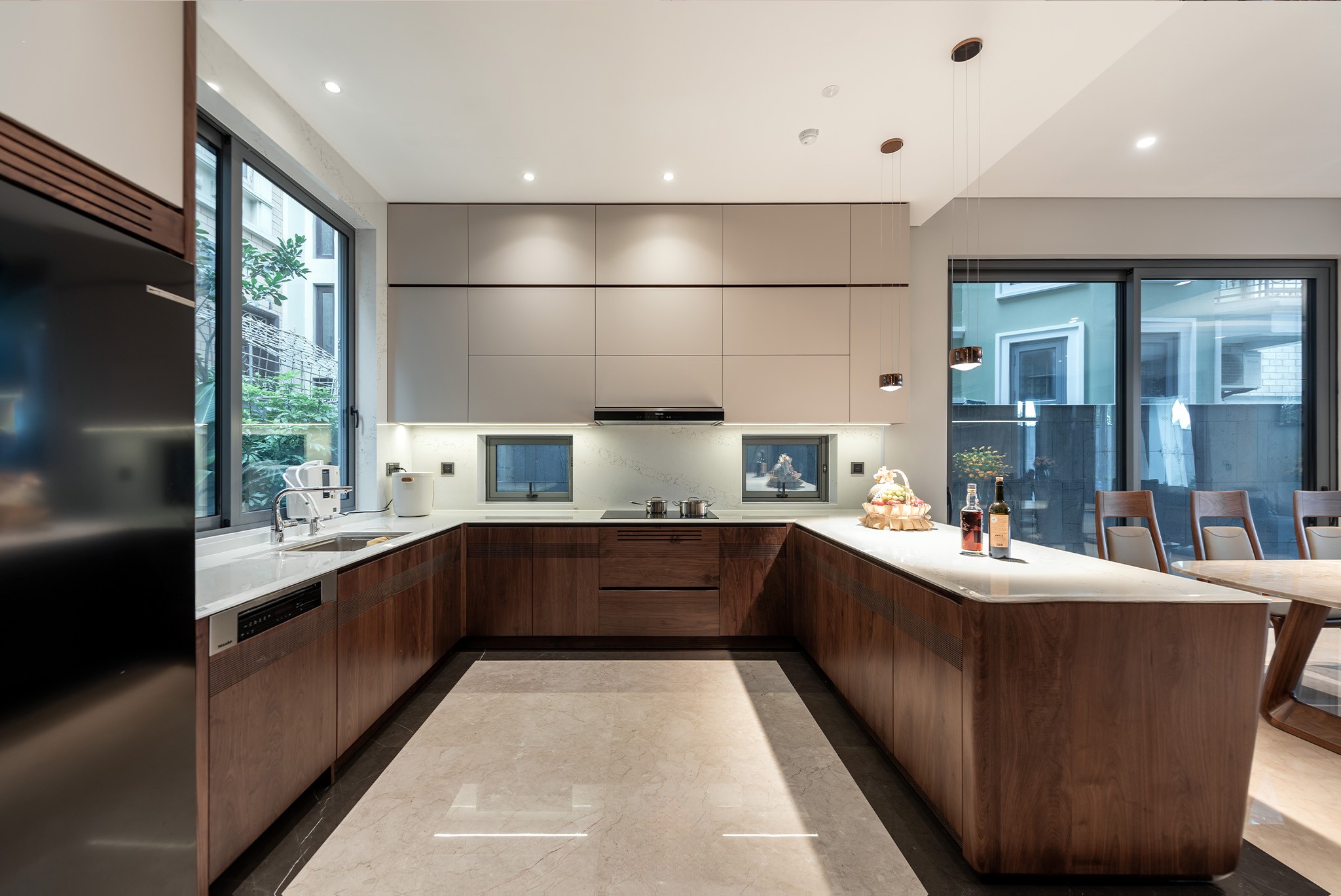 Tủ bếp cao cấp chữ L kết hợp bàn bar gỗ sồi và acrylic trắng sang trọng